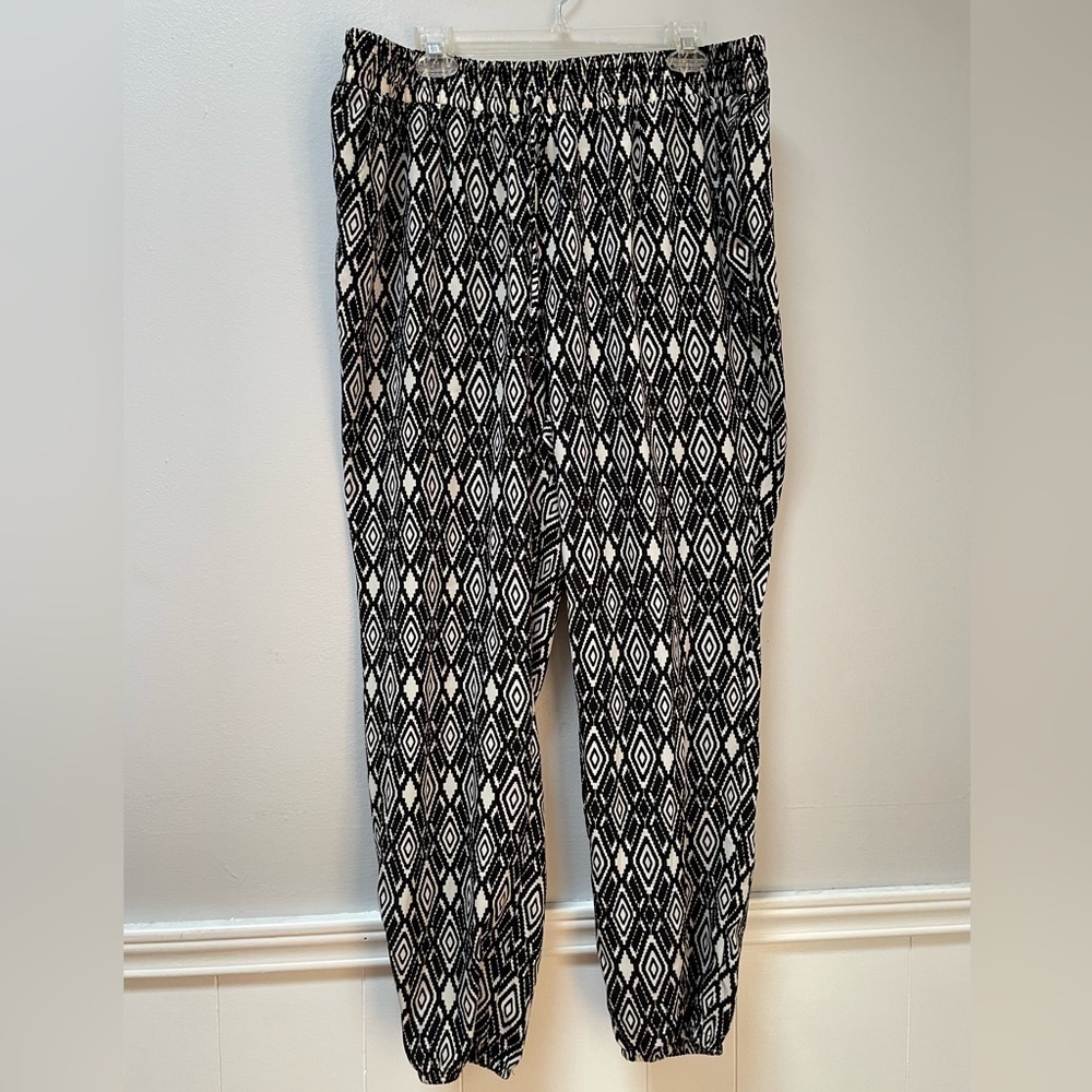 FOREVER 21 2X Print  Very Lightweight pants. Jogger style.